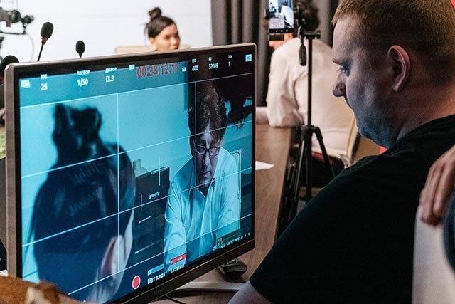 На фото: Виктор Мартынюк, режиссёр-постановщик, за работой / Автор фото Любовь Кац