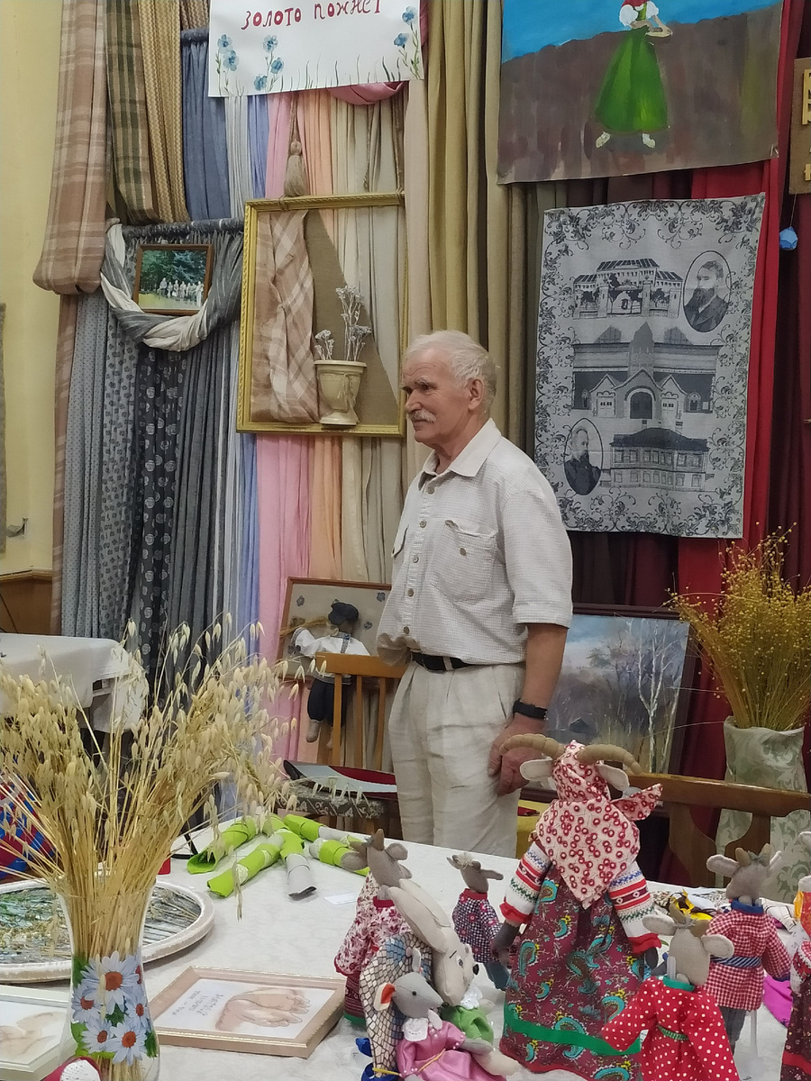 Виктор Афанасин в одном из залов музея, фото автора