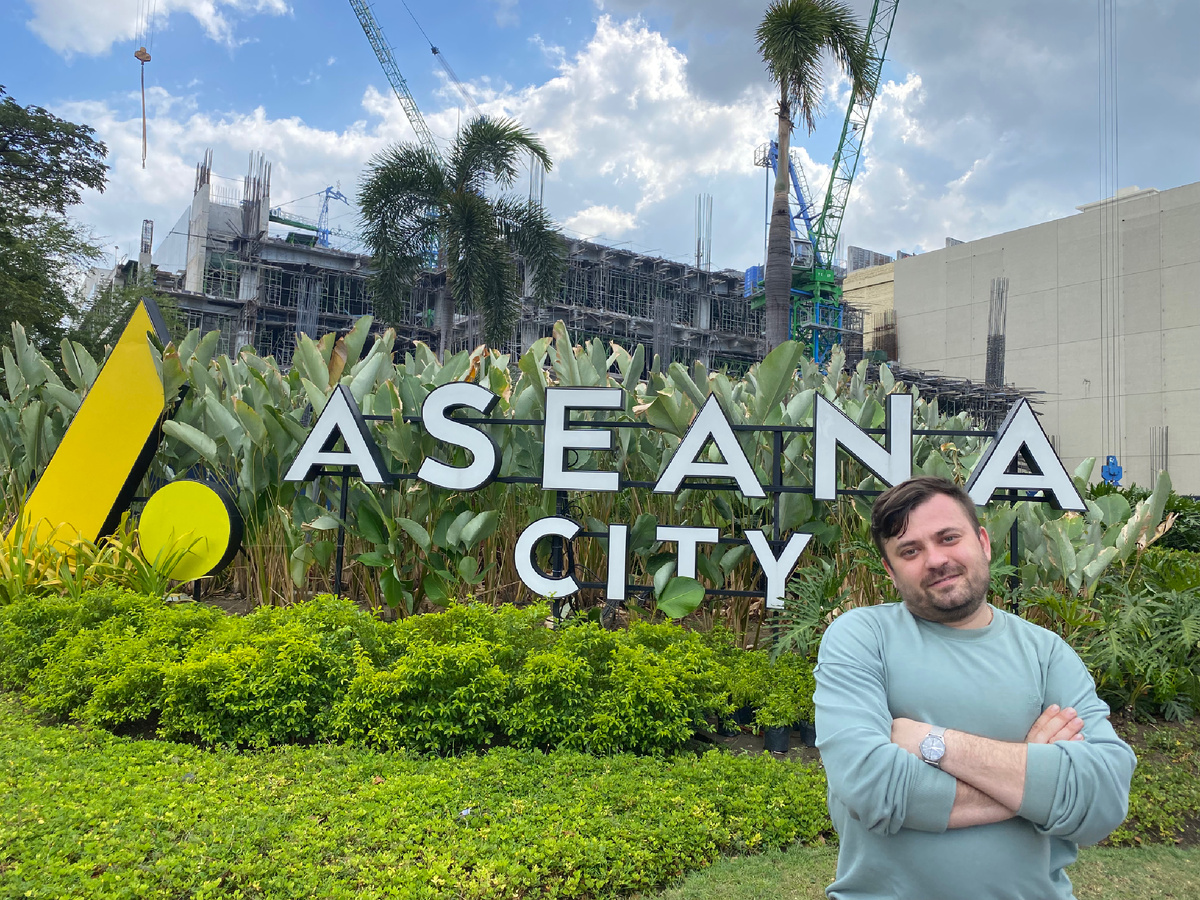 Мое фото около Aseana City.