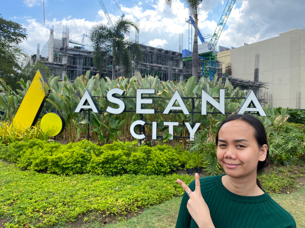 Фото Лили около Aseana City.