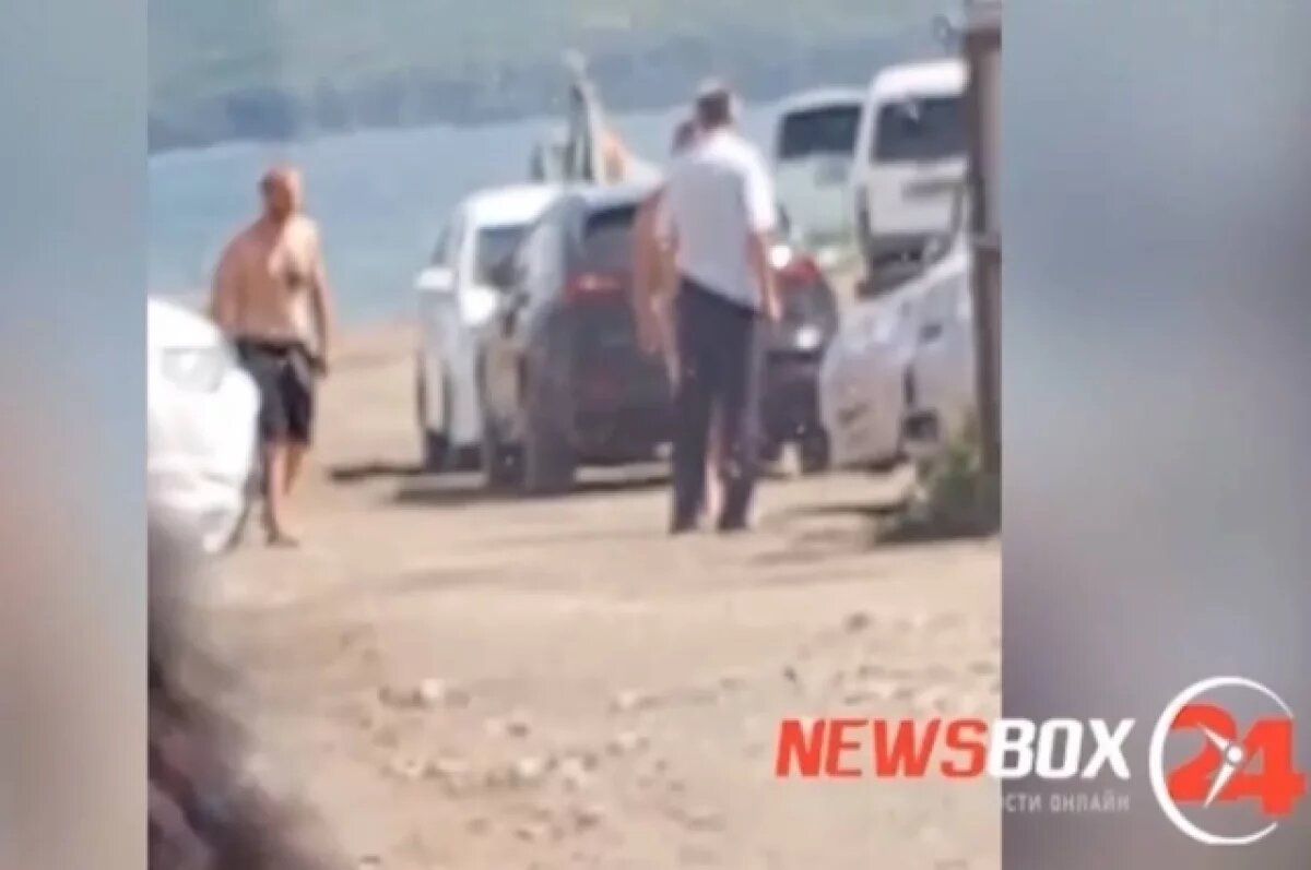    Прибывший на место участковый также подвергся их хамскому поведению