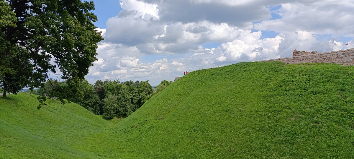 В этих двух галереях я не стал тщательно отбирать фотографии, чтобы читатель имел более полное представление о территории - поместил их последовательно, как сам фотографировал. На заключительной фотографии - Курган Адама Мицкевича, насыпанный в 1920 году, признан историко-культурным наследием международного значения.