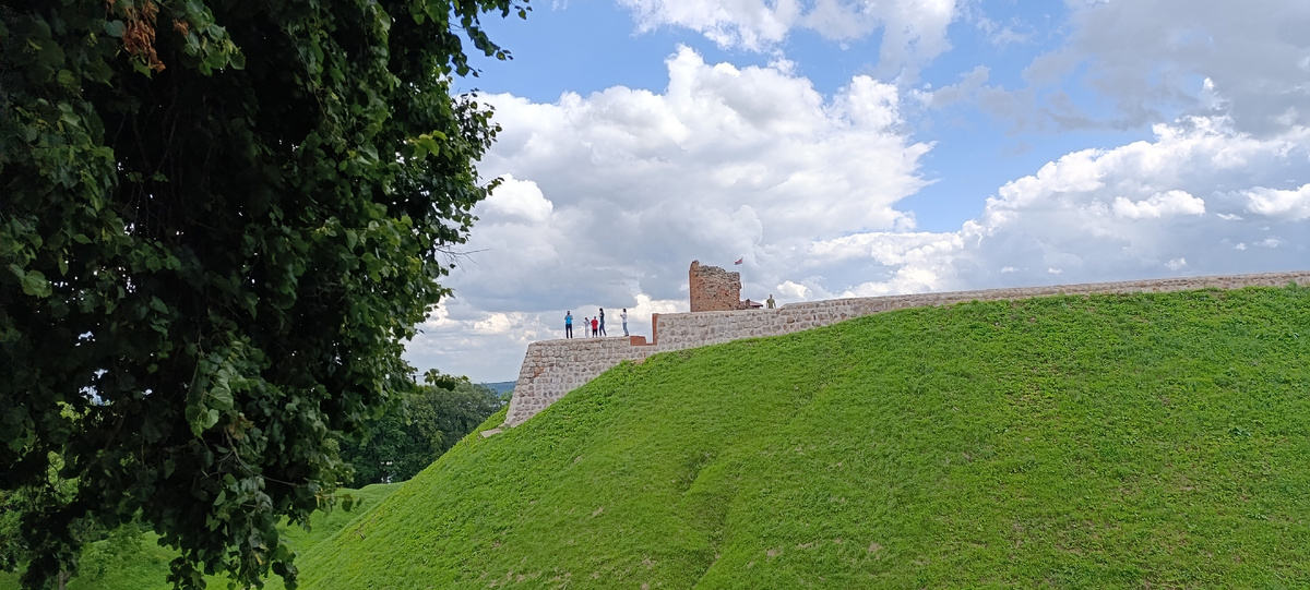 Вид от кургана Мицкевича. Люди стоят на руинах Дозорной башни.
