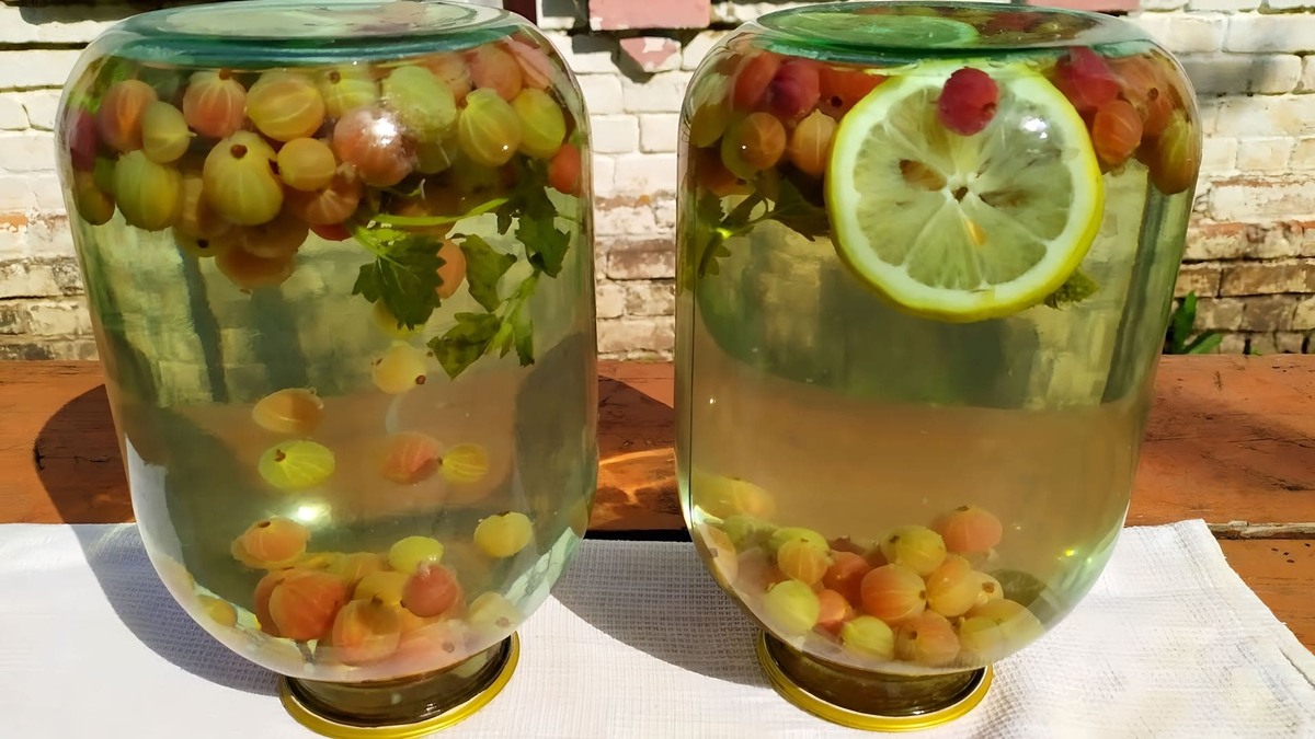 В этом видео демонстрируется процесс приготовления компота из крыжовника, лимона и мяты, который автор называет "Швепс".
• Компот имеет легкий, слегка сладковатый освежающий вкус с явной горчинкой, напоминающий известную газированную воду.
• Для приготовления компота автор стерилизует две трехлитровые банки, засыпает в них крыжовник, лимон и мяту, добавляет сахар и заливает кипящей водой.
• Затем баночки накрываются крышками и оставляются на 10 минут, после чего наполняются кипящей водой до верху.
• Готовые баночки переворачиваются и оставляются до полного остывания.
• Автор рекомендует хранить такие банки как при комнатной температуре, так и в погребе.
• В конце видео автор желает удачных экспериментов на кухне и хорошего дня. ♦ https://therecepts.com/vd/0k_v_e1_gd2g_t_l_ft_ub 