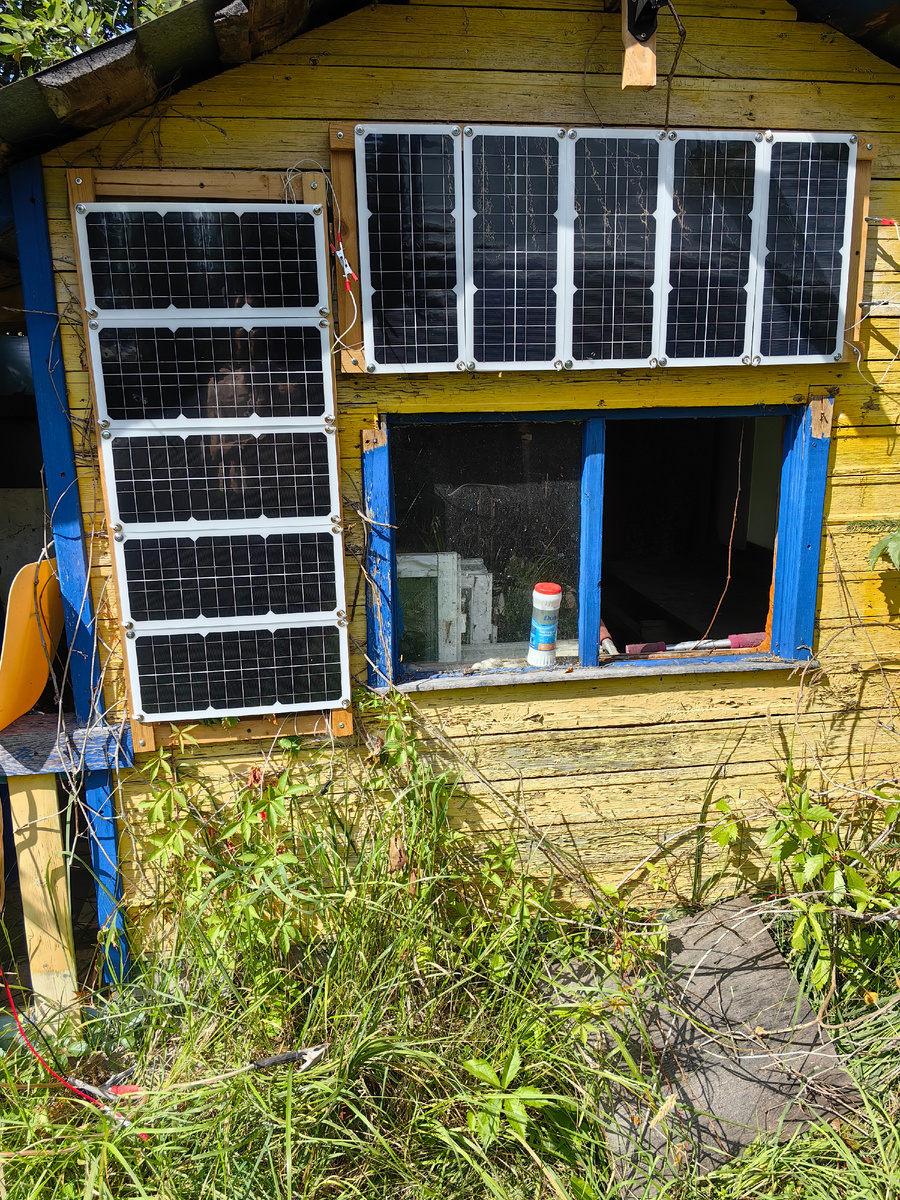 Сборка солнечных панелей можностью 100 Вт.