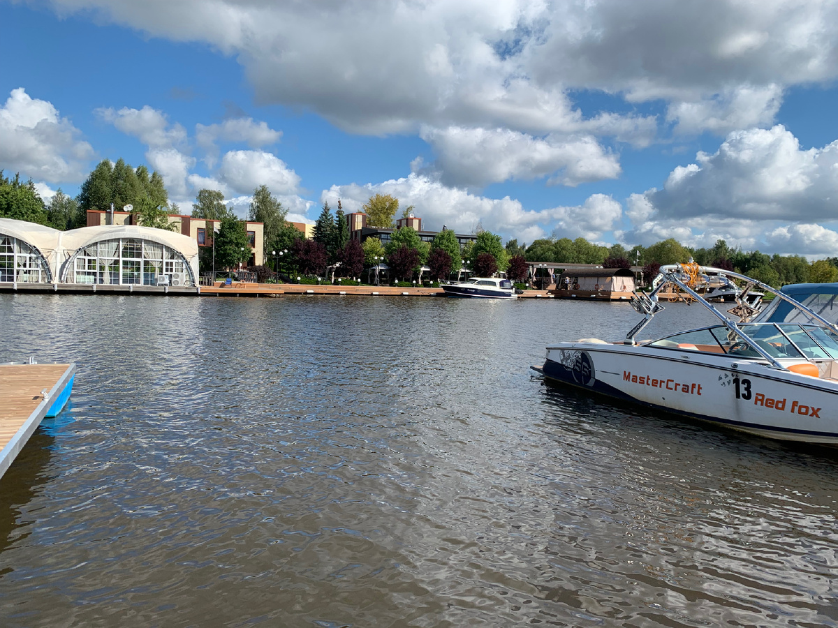 Вид на шатер с пирса 