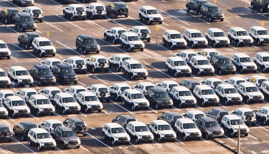 Заполненная стоянка машин. Источник: wroom.ru.