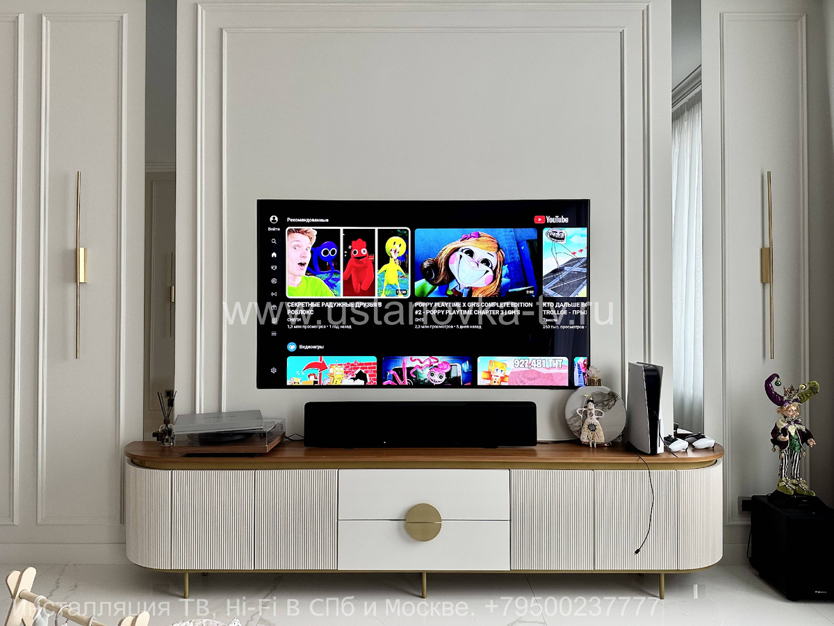 Пример установки телевизора Samsung 75QN900D в стеновую нишу для телевизора. Телевизор установлен в нишу заподлицо со стеной.