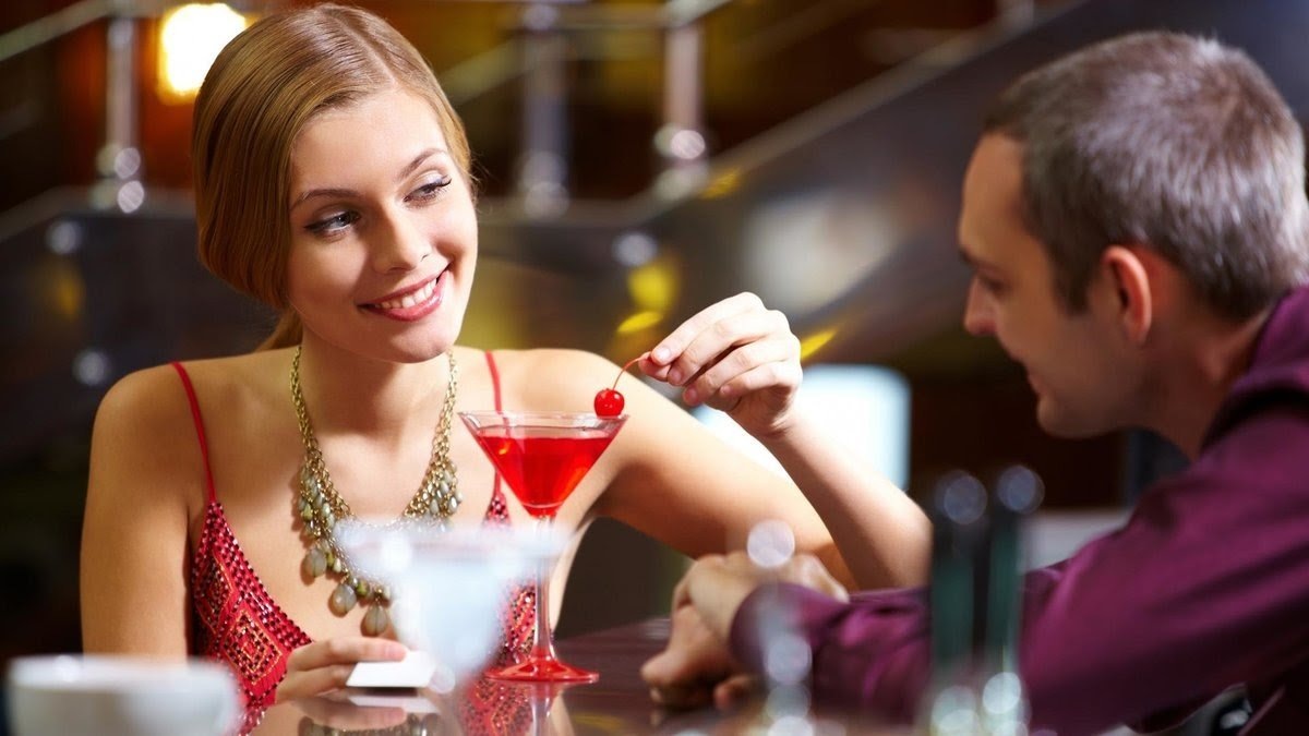 11 основных приемов флирта,  которые используют женщины