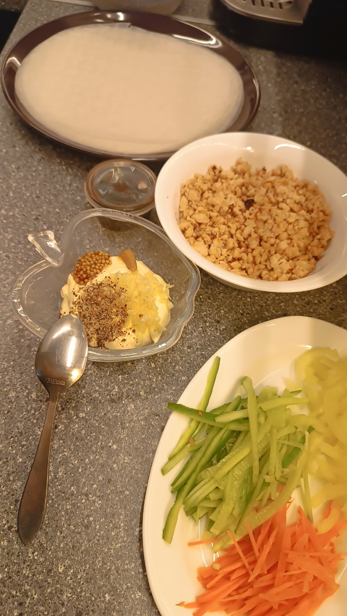 Для начало готовим соус, ему необходимо настояться.