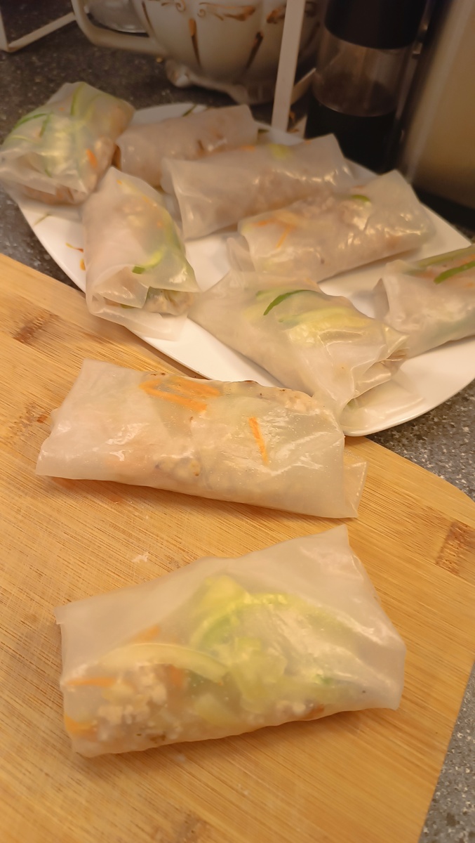 Для роллов, нужно рисовую бумагу опустить в воду на 2 секунды.