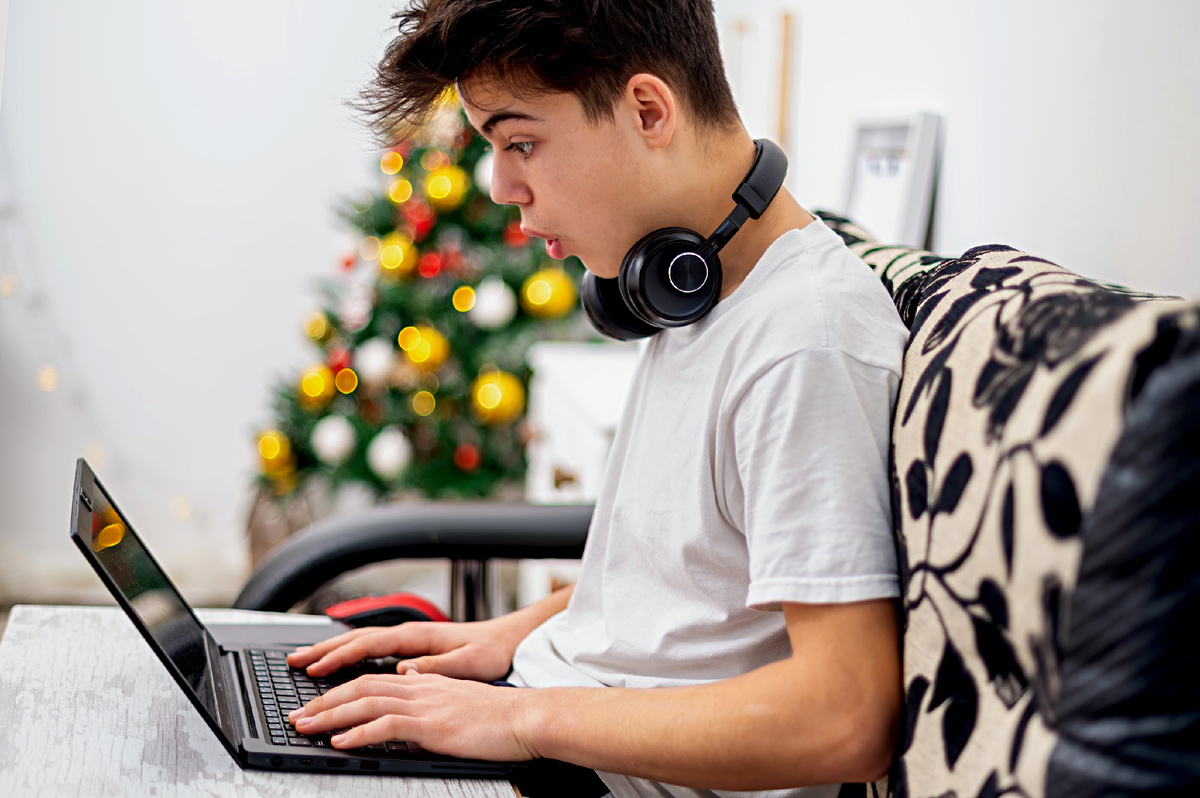 Подросток за ноутбуком