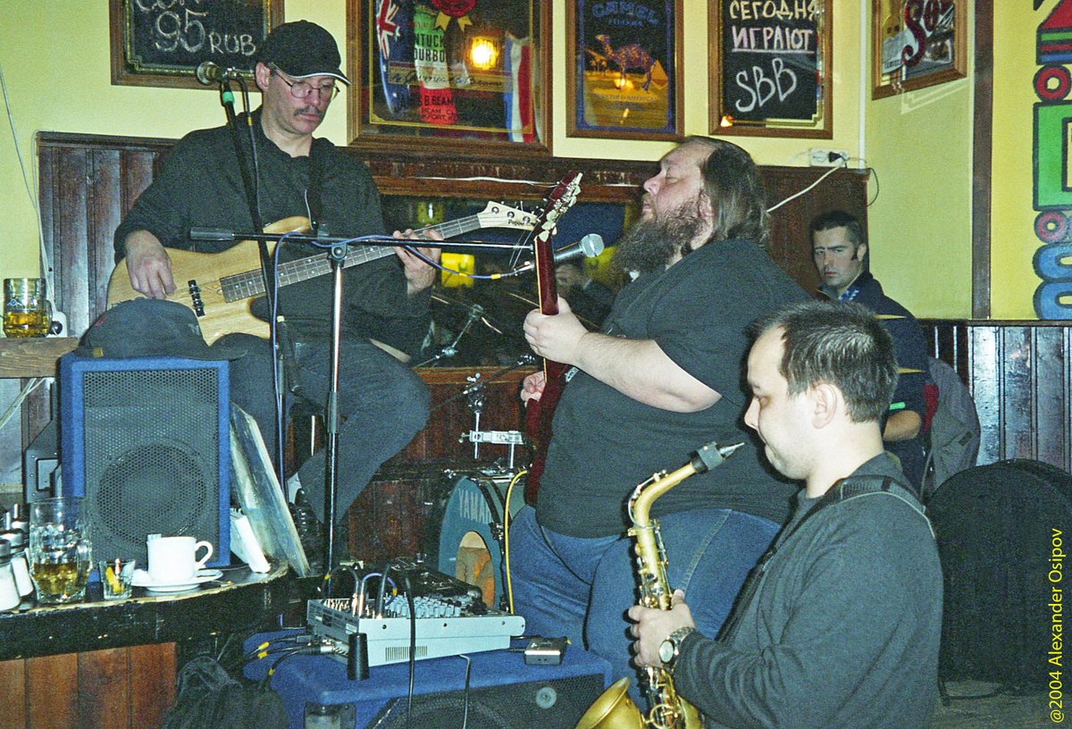 Группа Stainless Blues Band, слева направо: Алексей Попов (бас), Борис Булкин (гитара, вокал), Вадим Кириченко (саксофон), Павел Жданкин (ударные). Кафе «Ла Кантина», 8 ноября 2004 г.