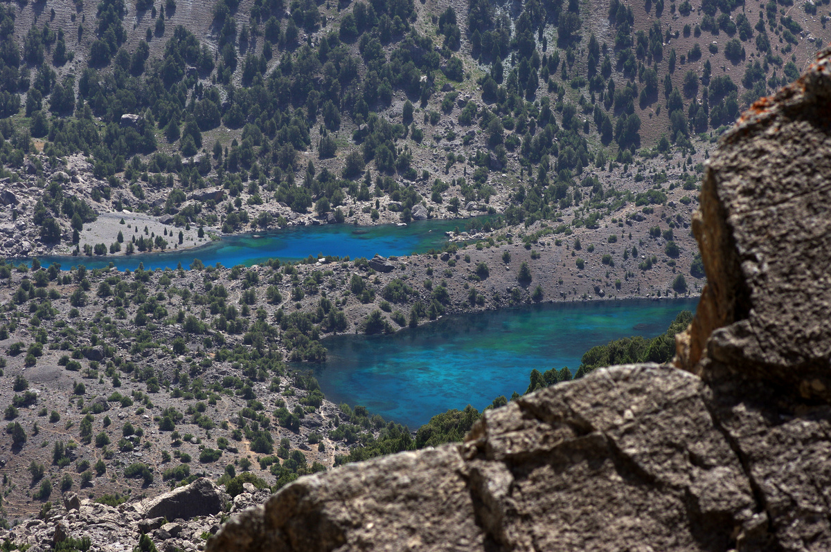 Открывшийся вид на Алаудинские озера на спуске с Алаудинского перевала. Фото сделано в 9 утра.