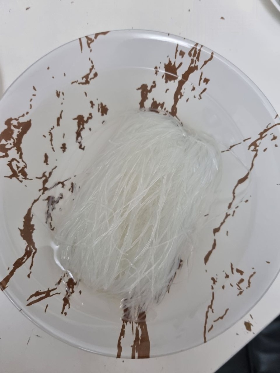 Залить фунчозу кипятком на 8 минут. Не варить!