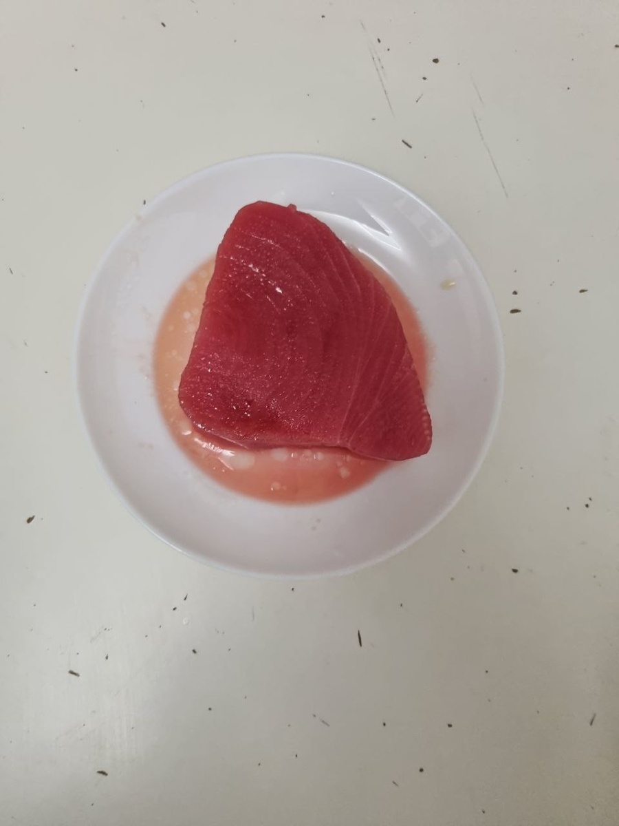 Стейк из красного тунца уже замаринован