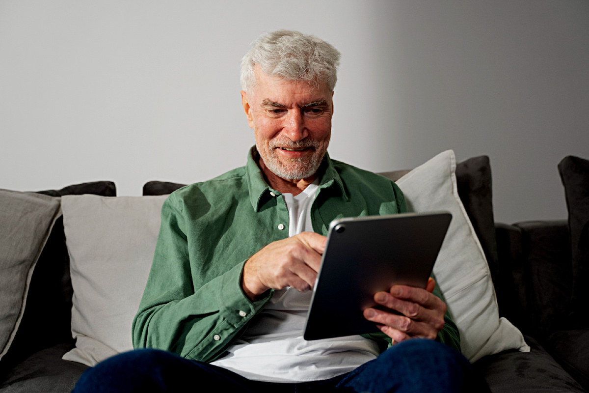 Пенсионер с планшетом