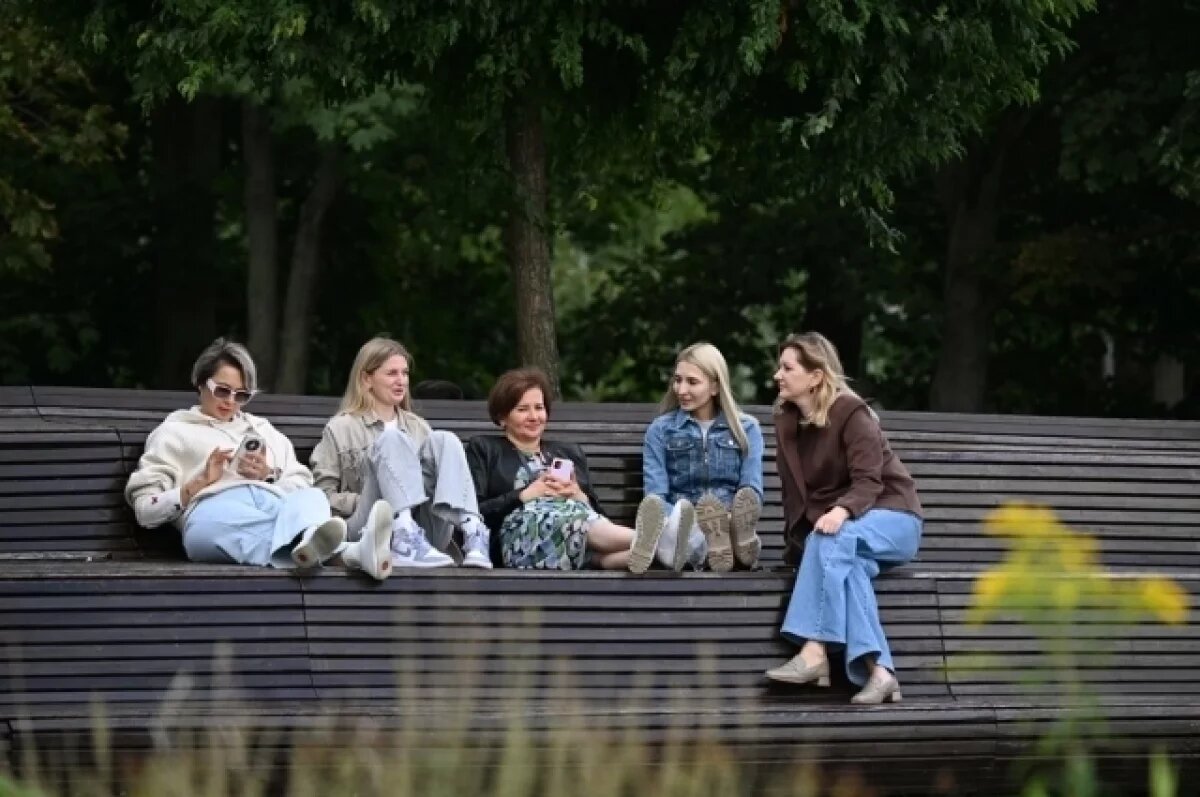    В Москве и Подмосковье предполагаемая среднемесячная температура +13…+14 °С, что на 1-2 градуса выше нормы.