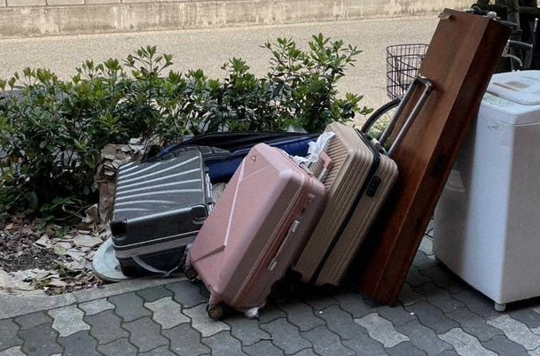 Китайцы оставили за углом гостиницы. Китайцы не самые примерные туристы, но тут я на их стороне. Они бы рады выкинуть, но куда!?