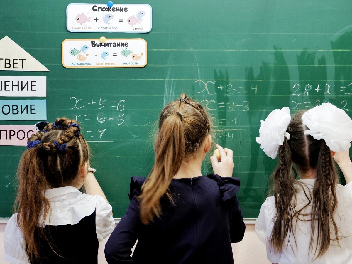    Ученицы на уроке математики© РИА Новости / Сергей Пятаков