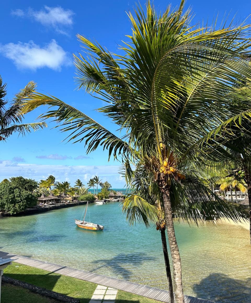 Одна из самых лояльных стран по сроку действия паспорта - Республика Маврикий. 