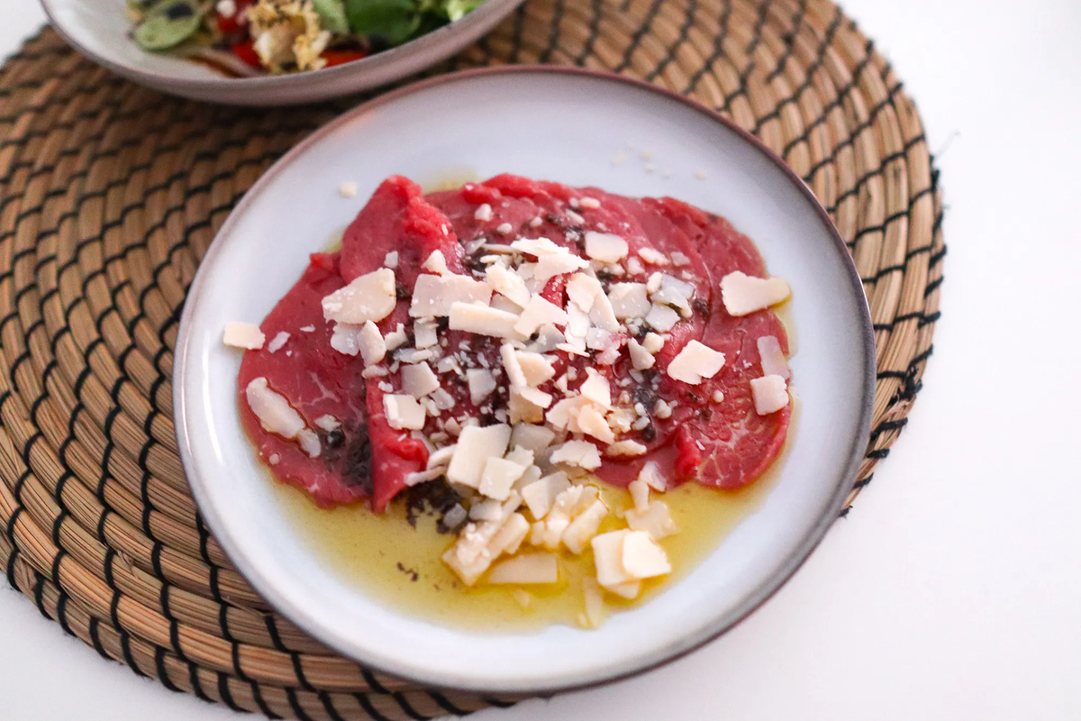 Карпаччо из вырезки с трюфельным оливковым маслом и пармезаном