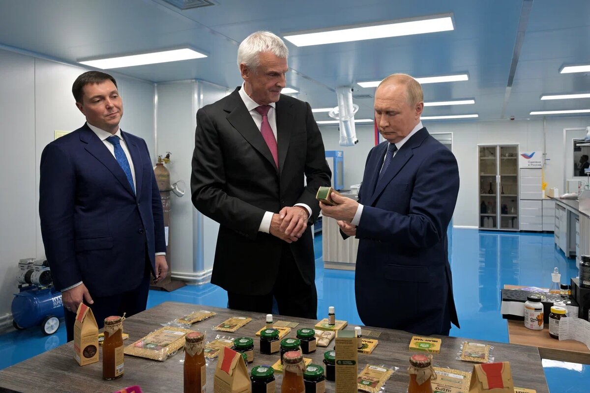 Фото: В ходе посещения завода / Предоставлено пресс-службой губернатора