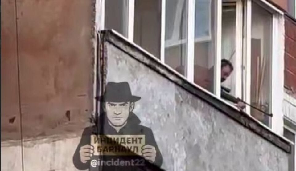    Вооруженный барнаулец на балконе. Источник: t.me/incident22