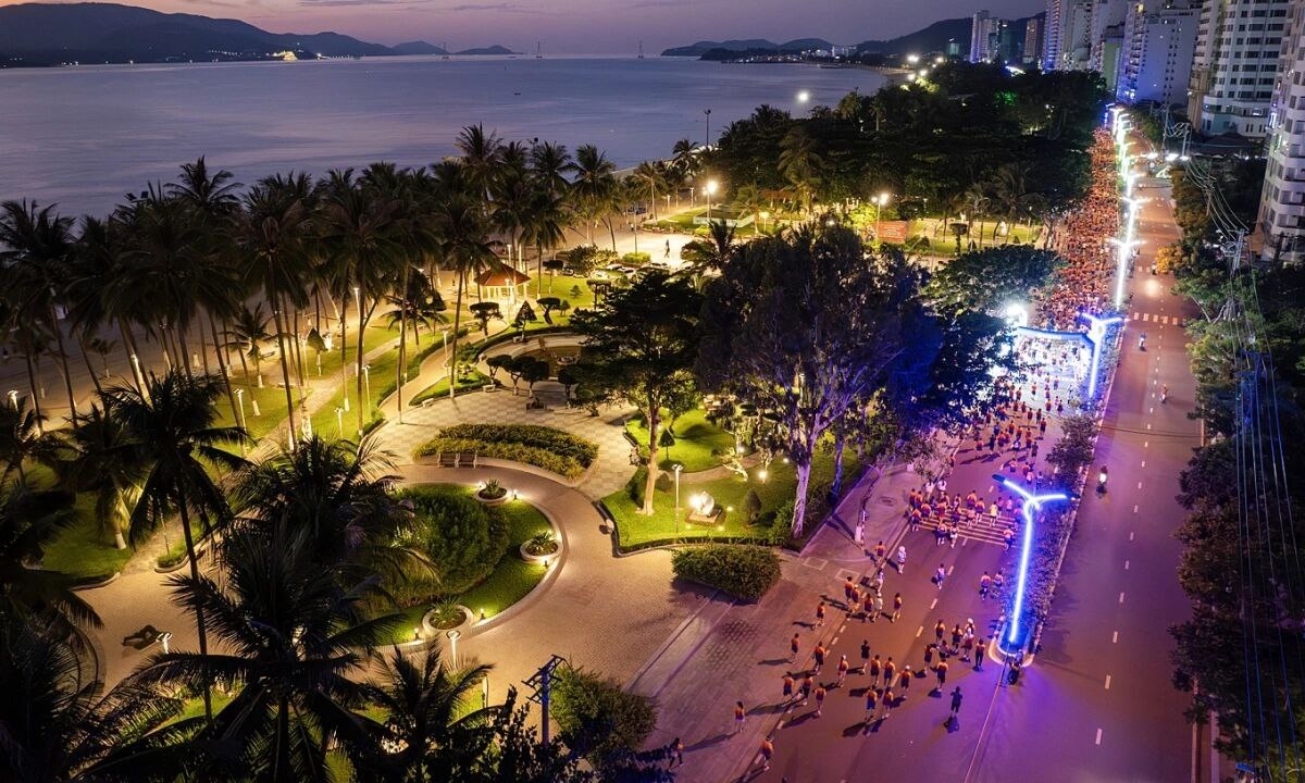 Прибрежная дорога Тран Фу ранним утром, мимо бегунов марафона VnExpress в Нячанге 2024. Фото: марафон VnExpress