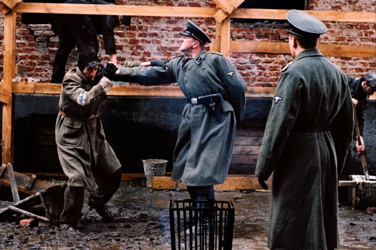 Полански прошёл концлагерь, что сполна отражено в его самом успешном фильме "Пианист" (кадр из этой кинокартины)