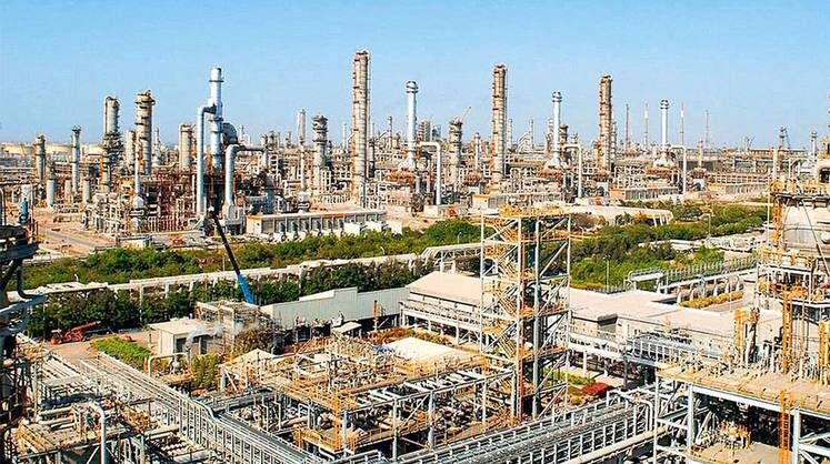     Индия обладает третьей в мире по мощности нефтеперерабатывающей отраслью (после США и Китая). В индийском Джамнагаре расположен крупнейший в мире НПЗ частной компании Reliance Industrties с годовым объемом переработки 60 млн тонн (на фото)