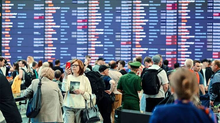    EPA/YURI KOCHETKOV Порядка сотни авиарейсов были отменены утром 28 июля в результате масштабной виртуальной атаки на компанию «Аэрофлот»