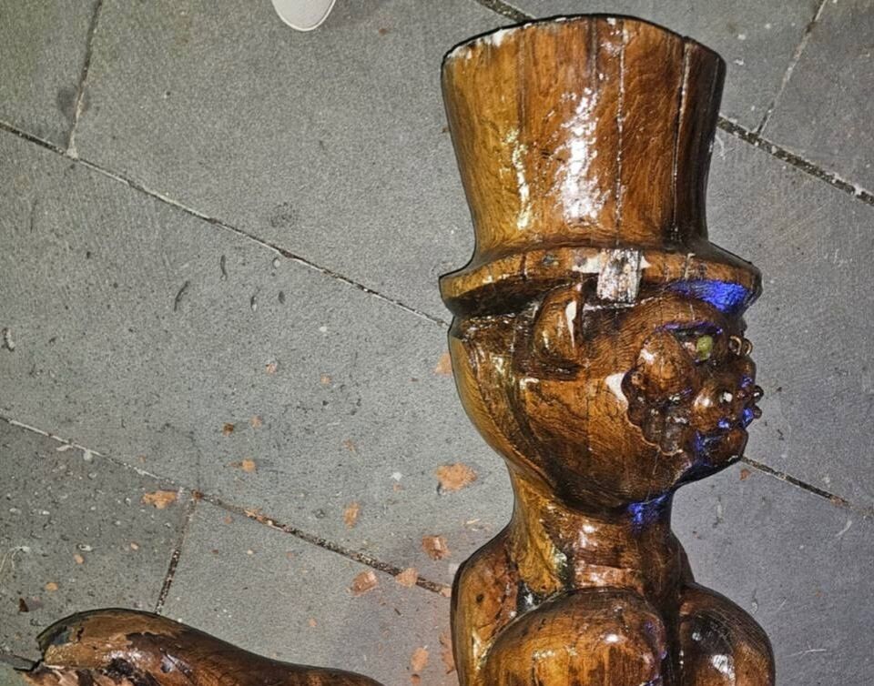    Упавшая статуя. Источник: Tg/su_skr64