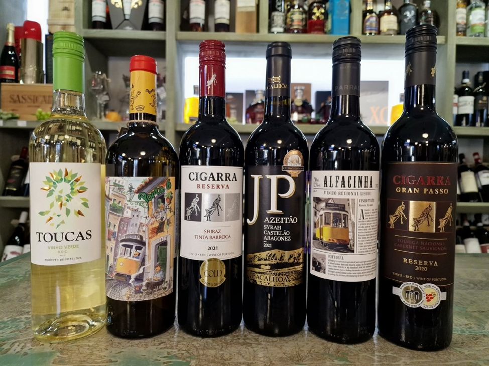 Это фотография вин, выпущенных уже в 21 веке, но и раньше они выглядели так же