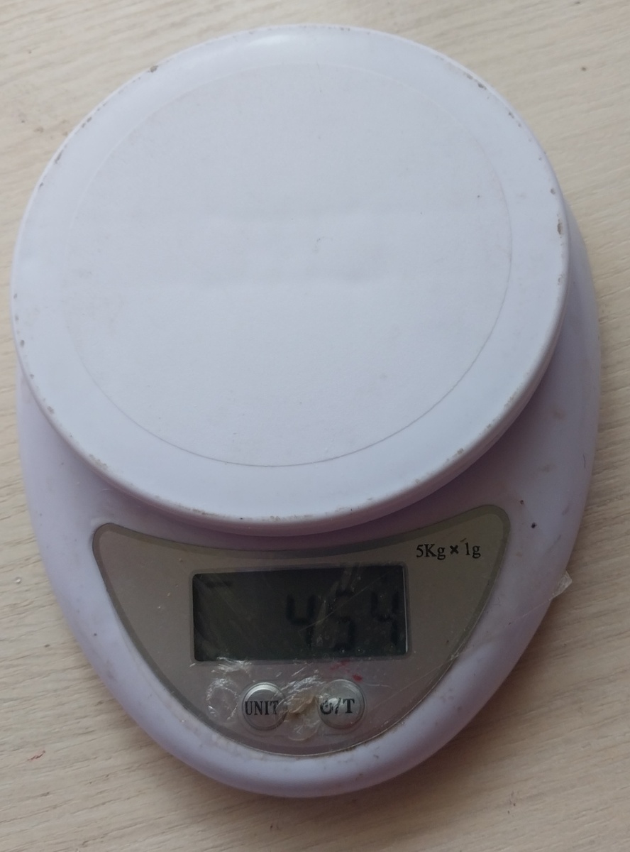 Весы показывают  454 гр это вместе с чашей