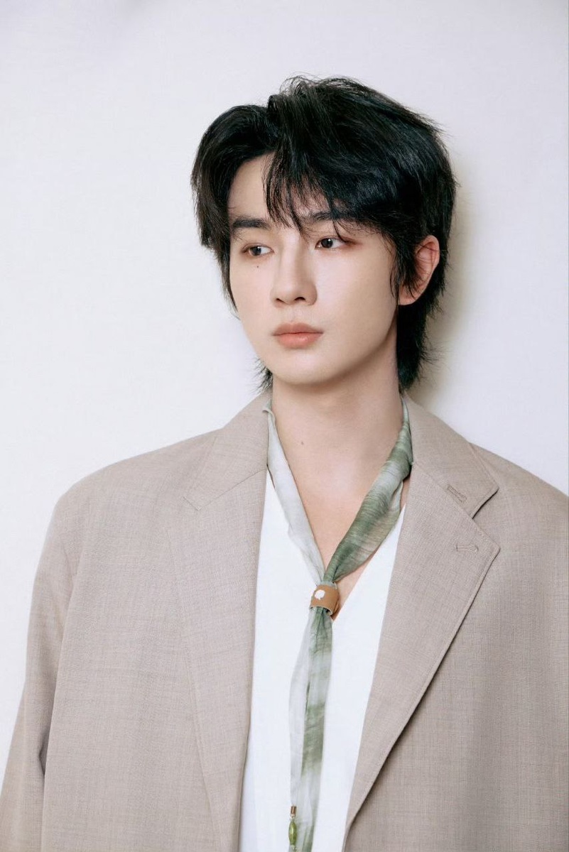 Ли Хунъи. Листайте галерею...