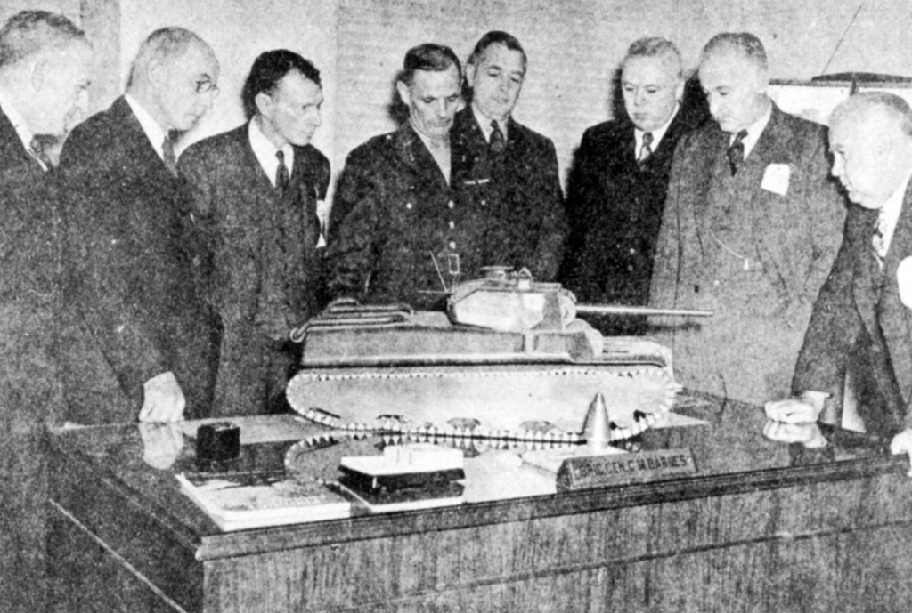 Бригадный генерал Гладеон Барнс (в центре) и макет Heavy Tank T1.