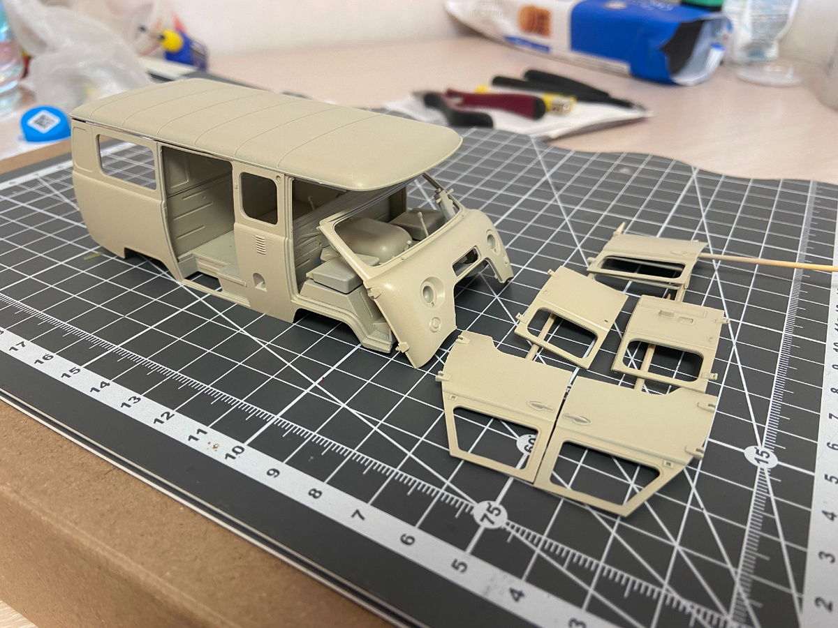 В процессе сушки после покраски стендовой модели УАЗ-3909 "Буханка" в масштабе 1/35. Производитель "Звезда". Фото из личного архива автора © 2025 год.