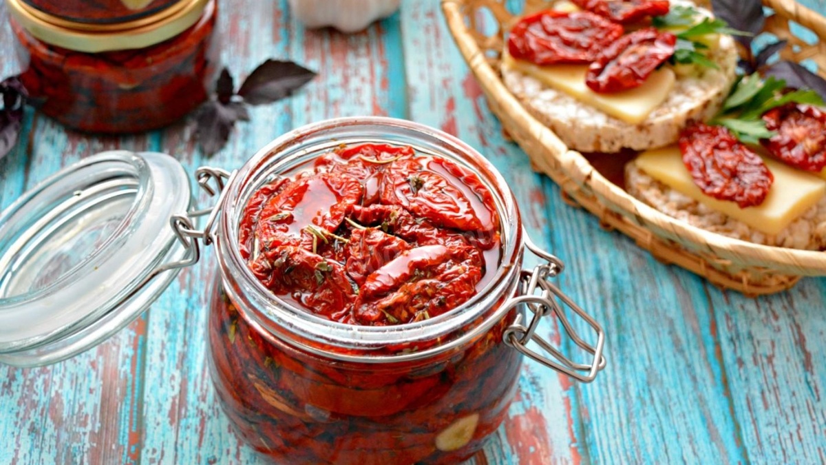 Вяленые помидоры — это ароматная закуска, которая идеально подходит для пасты, салатов, пиццы и бутербродов. Их можно купить в магазине, но гораздо интереснее (и дешевле!) приготовить их дома. Рассказываю, как сделать вяленые помидоры просто и вкусно.