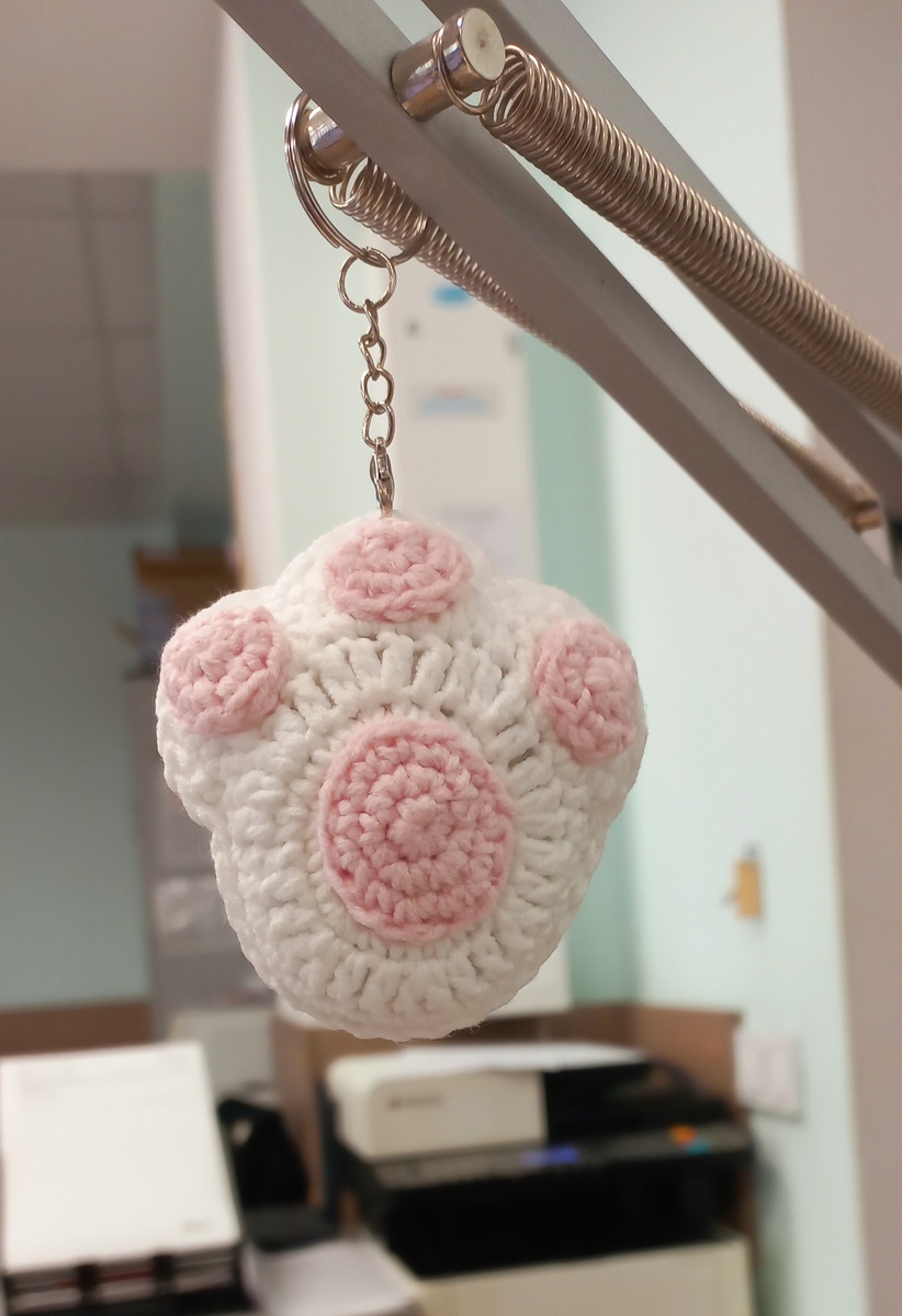 Брелок Кошачья лапка. Первая вещь, связанная мною за последние 8 месяцев.