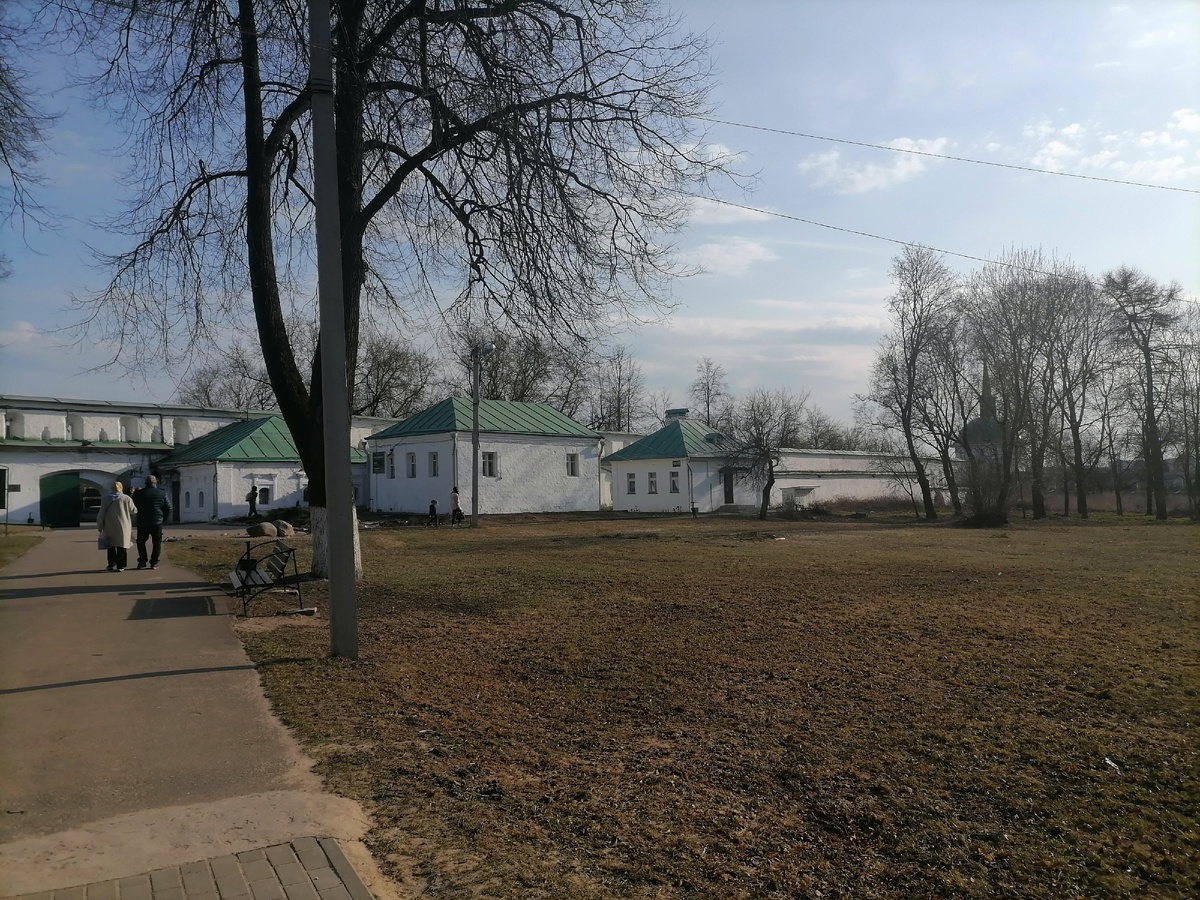 Это вход на территорию исторической крепости с её стороны. Фото из личного архива.