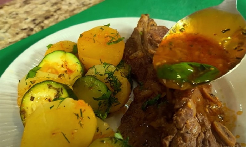 Ужин на всю семью: как приготовить сытное жаркое с мясом, картошкой и кабачками за копейки