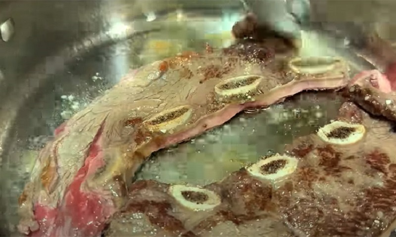 Ужин на всю семью: как приготовить сытное жаркое с мясом, картошкой и кабачками за копейки