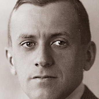 С. Л. Бертенсон был секретарем Немировича-Данченко во время гастролей театра в Америке. По возвращении в СССР Бертенсон не смог принять новую страну и театр и решил уехать в Америку. Через Бертенсона Немирович-Данченко надеялся пристроить свои сценарии в Америке. 