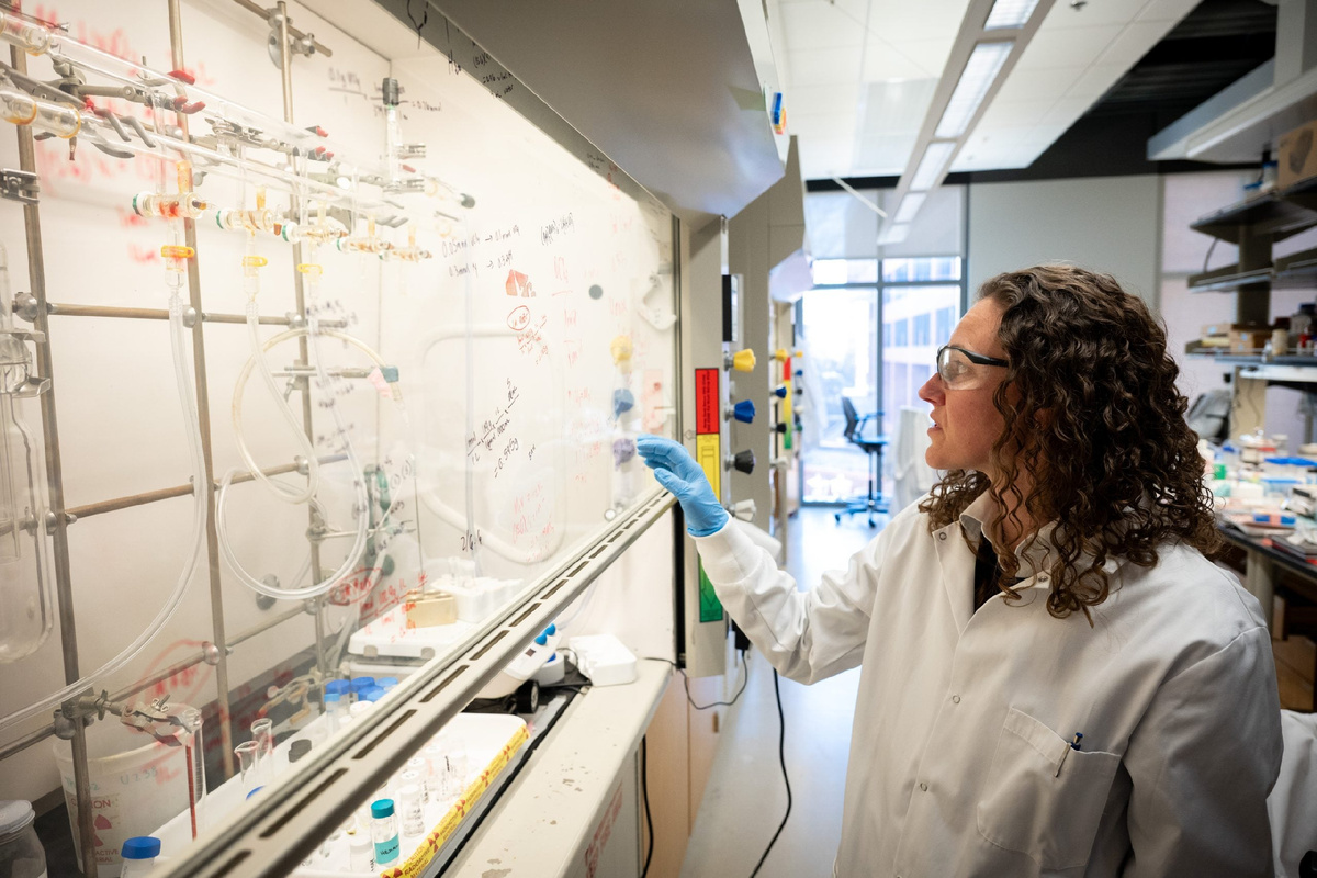 Исследователь на фоне лаборатории
Научный работник использует инструменты и материалы для анализа — символизирует экспериментальную проверку свойств кристаллов.