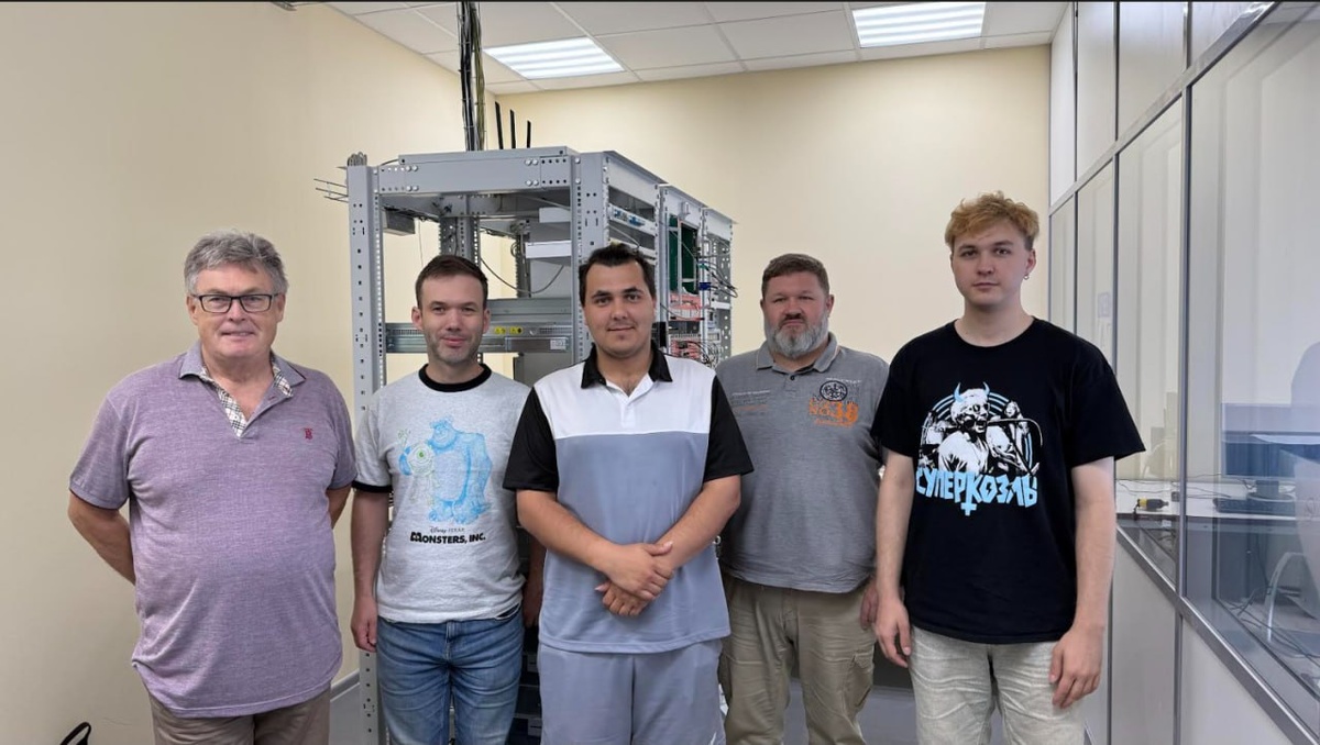 На фото слева направо: Евгений Черняев (ФФ ТГУ), Игорь Денисенко (ОИЯИ), Рамдас Махманазаров (ФФ ТГУ), Данила Олейник (ОИЯИ), Лев Симбирятин (ОИЯИ)
Фото предоставили сотрудники ФФ ТГУ