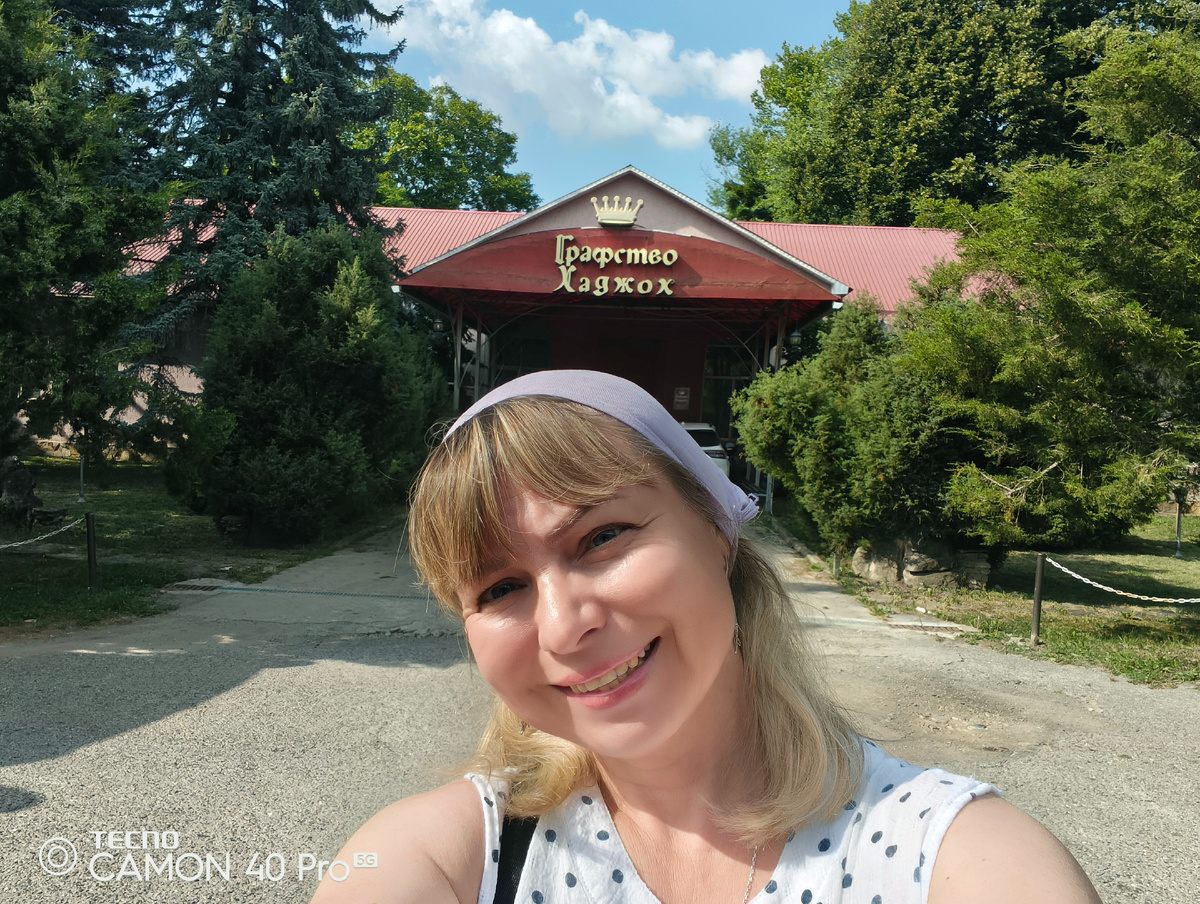 Я у входа в гостиницу. Все фото в статье автора.