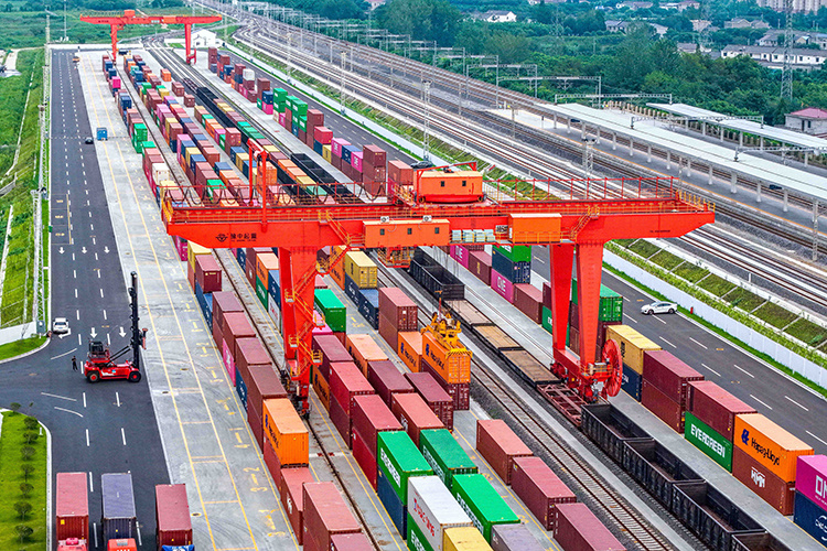    На сегодня имеется дисбаланс импортных и экспортных грузов по направлению Россия – Казахстан – Китай.   
Фото: © Cfoto / Keystone Press Agency / www.globallookpress.com