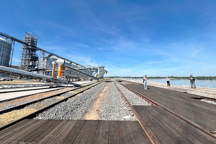    По территории Татарстана проходят Горьковская и Куйбышевская железные дороги. А свияжский мультимодальный центр к тому же разместился прямо на реке Волге. Такая система создает комфортные условия для обеспечения грузовых перевозок всеми видами транспорта.   
Фото: «БИЗНЕС Online»