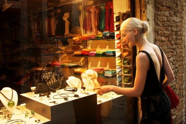 женщина у витрины